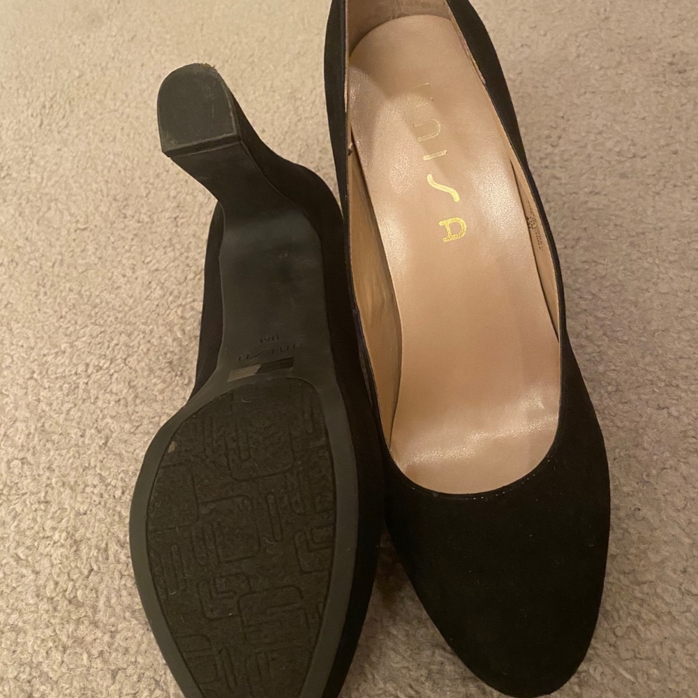 Black suede block heel pumps. - Picture 2 of 5